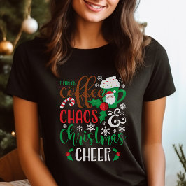 コーヒーと混乱とクリスマスの喜びで走る Tシャツ