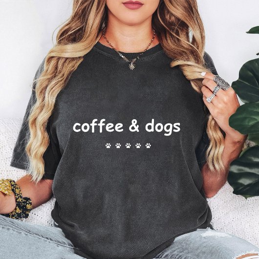 コーヒーと犬の足跡グラフィック Tシャツ