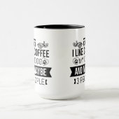 コーヒーと犬は友人の誕生日を内向きおもしろい マグカップ (中央)