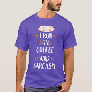 コーヒーと皮肉で動いてます 面白い サラシスティック ユーモア Tシャツ