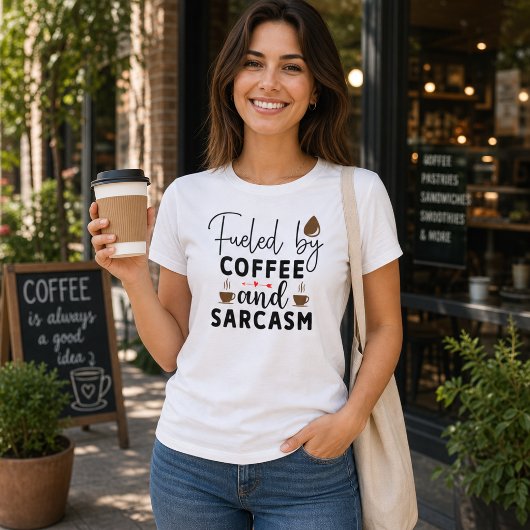 コーヒーと皮肉で動く面白い人 Tシャツ