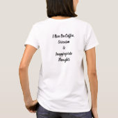 コーヒーと皮肉と不適切な考えで動く女 Tシャツ (裏面)