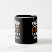 コーヒーと真の犯罪で煽られる ツートーンマグカップ (中央)