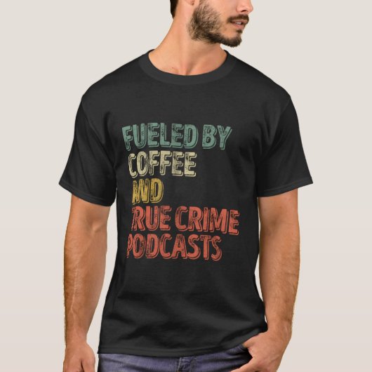 コーヒーと真の犯罪対策のポッドキャストで煽られる Tシャツ (正面)