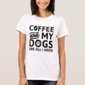 コーヒーと私の犬は私が必要とするすべてである Tシャツ (正面)