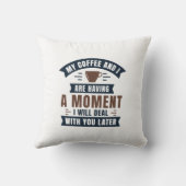 コーヒーと私は少し時間がある クッション (裏面)