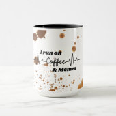 コーヒーと笑いで走るマグカップ|コーヒー愛好家へのギフト マグカップ (中央)