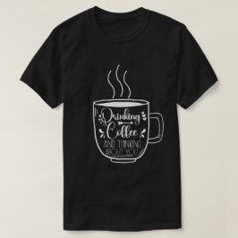 コーヒーと考え誕生日中毒クール Tシャツ