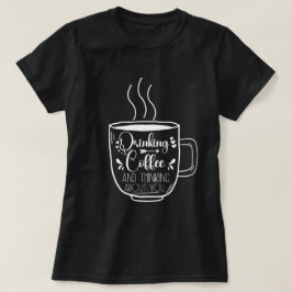 コーヒーと考え誕生日中毒クール Tシャツ