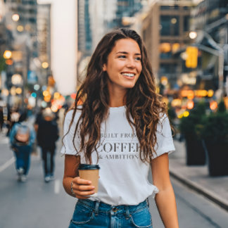 コーヒーと野心から生まれるミニマリストのモチベーション Tシャツ
