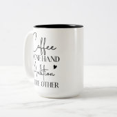 コーヒーと野心 – コーヒー愛好家のためのエンパワーメント ツートーンマグカップ (正面左)