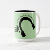 "コーヒーと音楽は平和" ツートーンマグカップ (正面右)