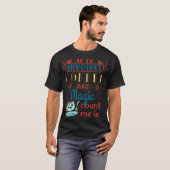 コーヒーと魔法かわいい魔術師ショーの実行者 Tシャツ (正面フル)