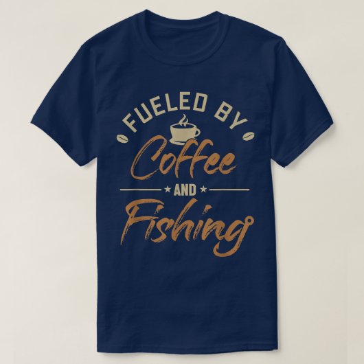 コーヒーと魚釣り深いシーボートアイスフライで燃料 Tシャツ (デザイン正面)