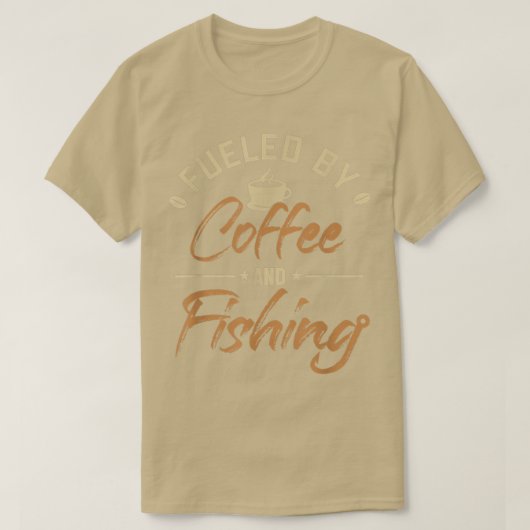 コーヒーと魚釣り深いシーボートアイスフライで燃料 Tシャツ (デザイン正面)