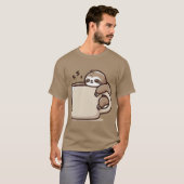 コーヒーにしがみつく朝のナマケモノ Tシャツ (正面フル)