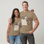 コーヒーにしがみつく朝のナマケモノ Tシャツ (ユニセックス)
