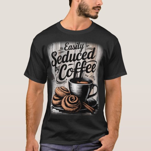 コーヒーに簡単に誘惑される 面白いコーヒー Tシャツ (正面)