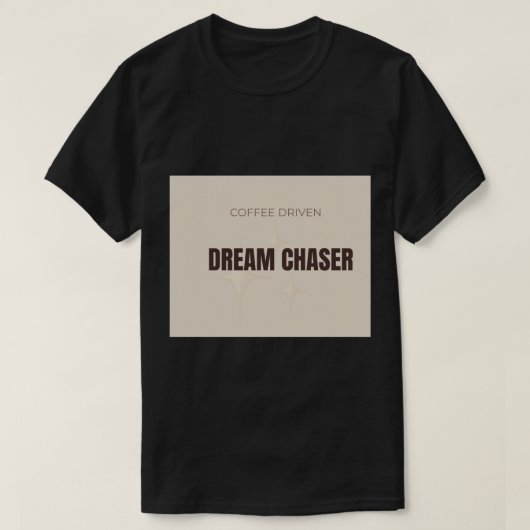コーヒーに駆り立てられた夢追い人 モチベーショナル コーヒー好き Tシャツ (デザイン正面)