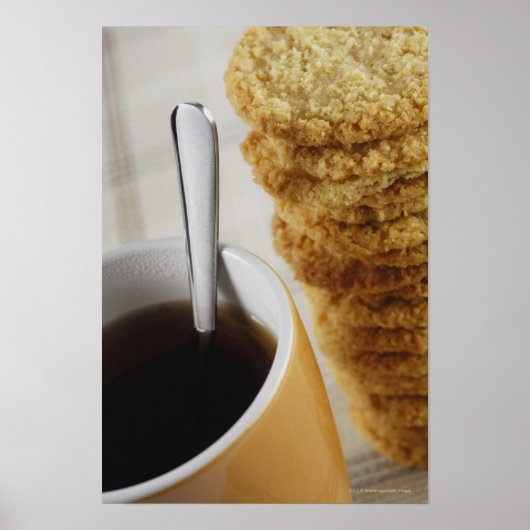 コーヒーのカップをクッキーで閉じる ポスター (正面)