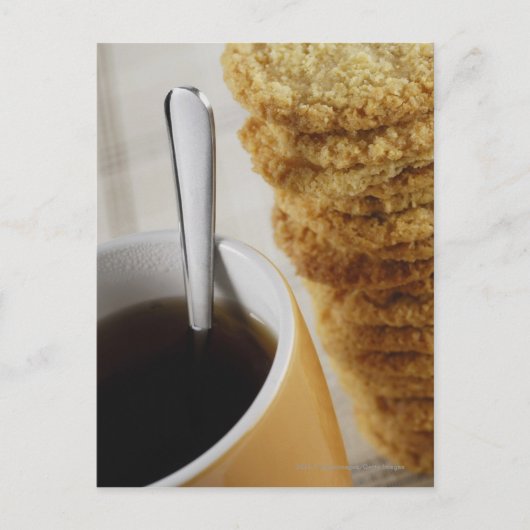 コーヒーのカップをクッキーで閉じる ポストカード (正面)