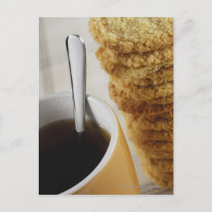 コーヒーのカップをクッキーで閉じる ポストカード