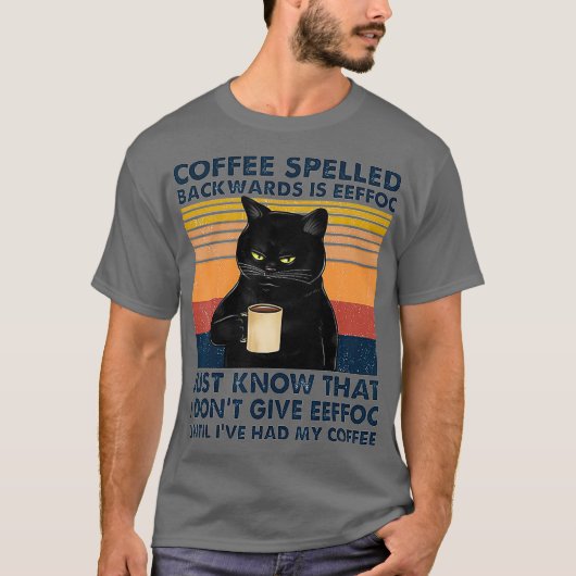 コーヒーのスペルは逆Eeffoc猫の飲み物 Tシャツ (正面)