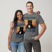 コーヒーのスペルは逆Eeffoc猫の飲み物 Tシャツ (ユニセックス)