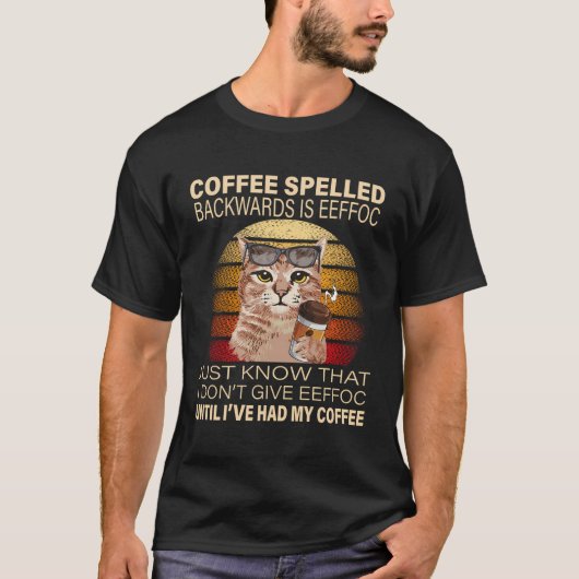 コーヒーのスペルは逆Eeffoc CatsがCoffを飲む Tシャツ (正面)