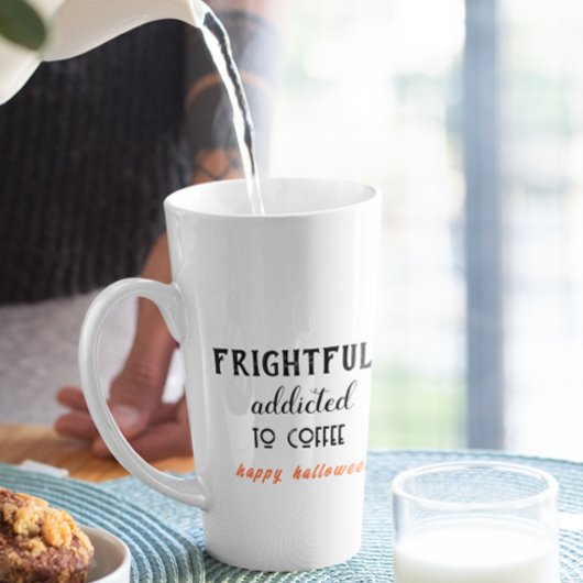 コーヒーのハロウィンに夢中になっている カフェラテマグ