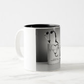 コーヒーのビートを聞く ツートーンマグカップ (正面左)