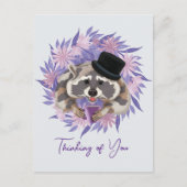 コーヒーのマグカップを持つ帽子にアライグマ。 ポストカード (正面)