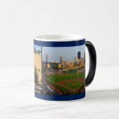コーヒーのマグカップ – 暑い時のピッツバーグの写真を明らかにする モーフィングマグカップ (正面右)