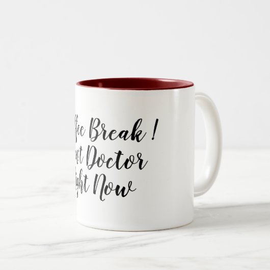 コーヒーの休憩は健康な薬を飲み込めないおもしろい ツートーンマグカップ (正面右)