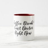 コーヒーの休憩は健康な薬を飲み込めないおもしろい ツートーンマグカップ (中央)