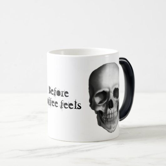 コーヒーの前に現実的な白黒のスカル モーフィングマグカップ (正面右)
