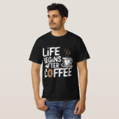 コーヒーの後に人生が始まる – コおもしろいーヒー愛好家 Tシャツ (正面フル)