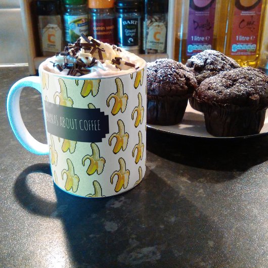 コーヒーの白い背景バナナ コーヒーマグカップ