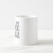 コーヒーの皮肉とスケッチによって煽られる コーヒーマグカップ (中央)