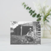 コーヒーの缶からの猫の食べ物 ポストカード (スタンド正面)