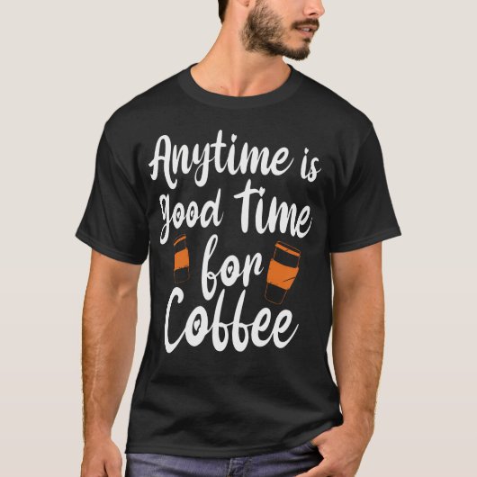 コーヒーはいつだって良い時間 - カフェイン中毒者 Tシャツ (正面)