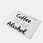 コーヒーはさておきアルコールの仕事 ドアマット (アングル)