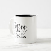 コーヒーはすべてを茶色にする  ツートーンマグカップ (正面左)