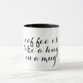 コーヒーはマグのおもしろいなコーヒー・マグの抱擁のようです マグカップ (中央)