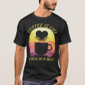 コーヒーはマグカップの中でハグのようなものだ Tシャツ (正面)
