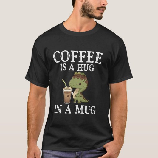 コーヒーはマグカップの恐竜のコーヒーでハグおもしろいされている Tシャツ (正面)