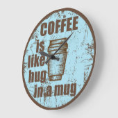 コーヒーはマグカップの飲み物の中でハグのようにおもしろいなる ラージ壁時計 (傾斜)