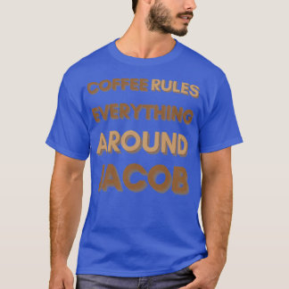 コーヒーは全てのヤコブを支配のまわりにする Tシャツ