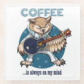 コーヒーは常に私の心のギターフクロウの漫画に載っている ガラスコースター (正面)