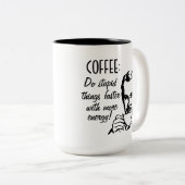 コーヒーは愚かな事をより速くします ツートーンマグカップ (正面右)